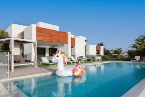 Bazén v ubytovaní KARAT Villa Playa Paraiso alebo v jeho blízkosti