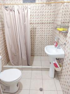 un baño con inodoro y lavabo en La Casa Quiteña, en Quito