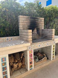 Un perro acostado dentro de una chimenea de ladrillo en Villa Petronilla sul mare, en Savelletri di Fasano