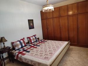 sypialnia z łóżkiem i drewnianymi szafkami w obiekcie Sofia's Country House w mieście Kallithéa