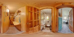 a room with a bathroom with a toilet in it at Apartamenty Brylówka w centrum Zakopanego in Zakopane +34 photos