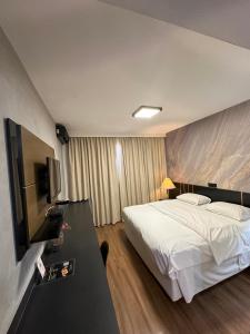 TV a/nebo společenská místnost v ubytování Sumatra Hotel e Centro de Convenções