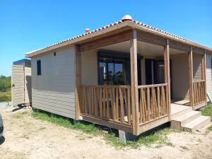 Galeriebild der Unterkunft Chalet dans domaine avec piscine in Marzan