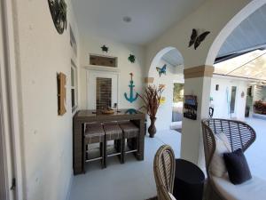 Istumisnurk majutusasutuses 2 Private Cabanas with a private Pool and outdoor kitchen