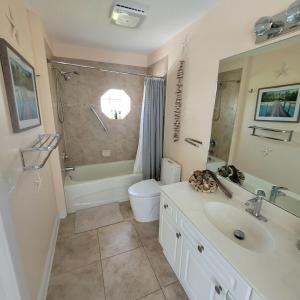Vannituba majutusasutuses 2 Private Cabanas with a private Pool and outdoor kitchen