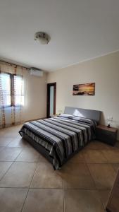 ein Schlafzimmer mit einem großen Bett in einem Zimmer in der Unterkunft La terrazza in Tarquinia