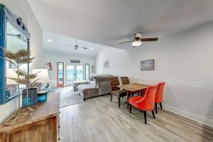 una sala de estar con un sofá y una mesa en Mermaid Place, en Rockport
