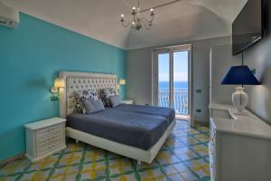Ένα ή περισσότερα κρεβάτια σε δωμάτιο στο Apartments Amalfi Design Sea View accessible by 250 steps