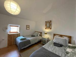 sypialnia z 2 łóżkami, lampką i oknem w obiekcie Casa Shyshka country cottage w mieście Periana +37 zdjęć