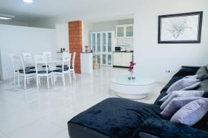 Ruang duduk di Nice And Modern with king size bed