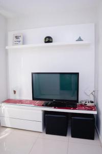 Televisyen dan/atau pusat hiburan di Nice And Modern with king size bed