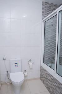Bilik mandi di Nice And Modern with king size bed