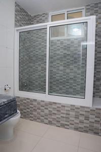 Bilik mandi di Nice And Modern with king size bed