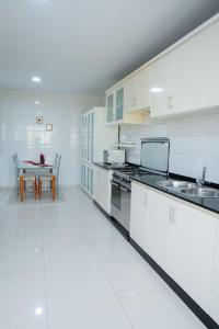 Dapur atau dapur kecil di Nice And Modern with king size bed