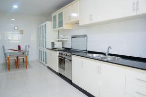 Dapur atau dapur kecil di Nice And Modern with king size bed
