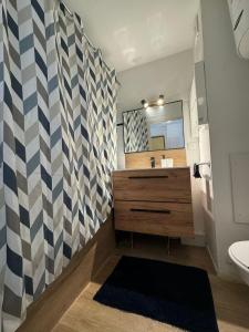 A bathroom at Studio vieux Avignon et Parking