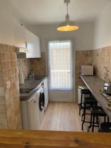 een keuken met een wastafel en een vaatwasser bij la plage in Six-Fours-les-Plages