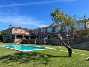 a house with a swimming pool in a yard at Quinta de VillaSete in Alpendurada