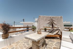 A balcony or terrace at Memorias Sangri Naxos