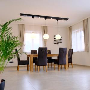 una sala da pranzo con tavolo e sedie di Nussberg Chalet a Ehrenhausen