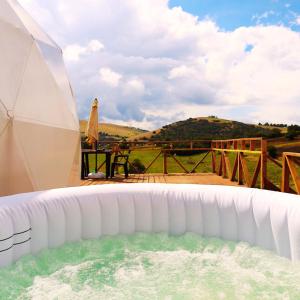 Nespecifikovaný výhled na hory nebo výhled na hory při pohledu z luxury tent