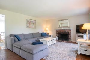 Posezení v ubytování 0,8 Miles to Skaket Beach Great Backyard