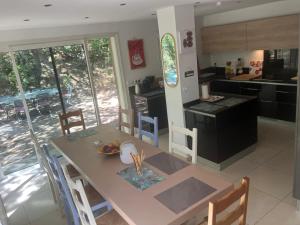 a kitchen and dining room with a table and chairs at Villa Paradis des Oréades in Lauris