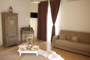 salon z kanapą i stołem w obiekcie Pompei Palace B&B w mieście Pompeje