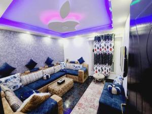 a living room with a couch and an apple ceiling at شقة فندقية مكيفة ميامي ع البحر مباشرةً in Alexandria