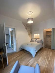une chambre avec un lit et un canapé dans l'établissement Studio cosy et fonctionnel en centre ville, clinique et tram à 5mn, sItuation idéale !, à Castelnau-le-Lez