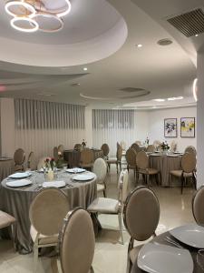 a dining room with tables and chairs and tablesktop at Hotel FAN Sebes in Sebeş