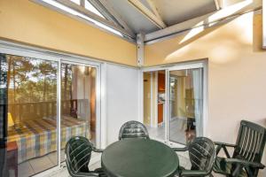 a green table and chairs on a balcony at Résidence Les Grands Pins - maeva Home - 2 Pièces 5 Personnes Sélection MAE-1769 in Maubuisson