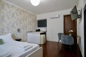 a small bedroom with a bed and a kitchen at Palatino 28 in Rome
