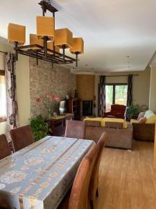 a living room with a table with chairs and a couch at Villa Reencuentro Mojácar Playa in Mojácar