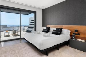 Posteľ alebo postele v izbe v ubytovaní KARAT Villa Playa Paraiso