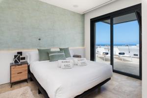 Posteľ alebo postele v izbe v ubytovaní KARAT Villa Playa Paraiso