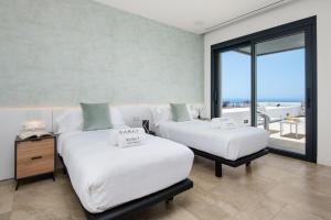 Posteľ alebo postele v izbe v ubytovaní KARAT Villa Playa Paraiso