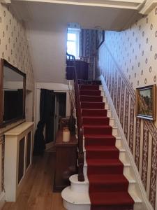 una scala in una casa con tappeto rosso di 2 hampstead Liverpool a Liverpool