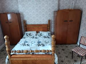 una camera con un letto e due armadi in legno di 2 hampstead Liverpool a Liverpool Altre 3 foto