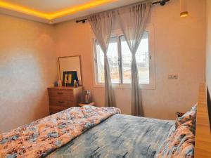 エル・ハーフラにあるRésidence luxueuse de Vacances avec 2 piscines à Harhoura Rabat - Temaraのベッドと窓のある寝室 +30枚の写真