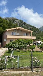 a house with a fence in front of it at Apartmani Joca in Sutomore