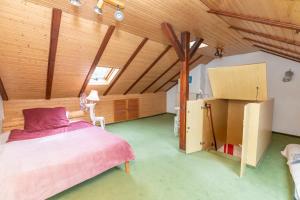 a bedroom with a bed and a wooden ceiling at Family-Friedndly Home with Large Garden &BBQ Grill in Dreieich