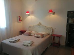 een slaapkamer met een bed met twee handdoeken erop bij la bastide aux buis avec piscine in Blauvac +24 foto's