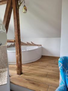 Postel nebo postele na pokoji v ubytování Ferienhaus Dreamholiday - Stilvolles großes Ferienhaus mit Garten