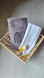 a wicker basket with two towels and a napkin at La Grange in Verlincthun