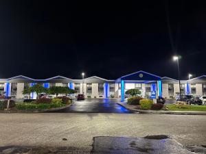 a building with blue lights in a parking lot at Remembrance Inn Gettysburg in Gettysburg