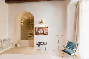 un soggiorno con un tavolo e una sedia di SPAZIO CMM- Sant'Arpino a Napoli Altre 56 foto