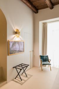 soggiorno con sedia e lampadario pendente di SPAZIO CMM- Sant'Arpino a Napoli