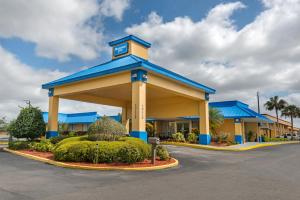 un hotel con un reloj en la parte superior de un edificio en Rodeway Inn Clermont - Minneola - Groveland - Leeseburg, en Clermont