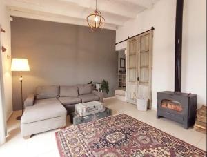 a living room with a couch and a stove at Mauro y Sonia in Estancia Vieja